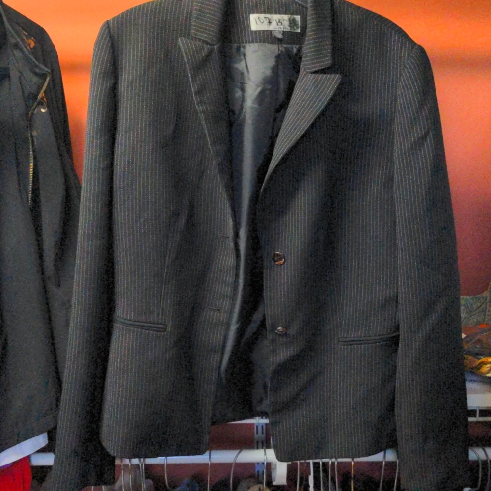 Jacket. No pockets, 2 buttons in front.